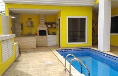 Imagem: A casa possui 3 Dormitórios, 4 Banheiros, 2 Vagas na garagem