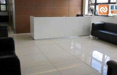 Imagem: O depósito possui 2 Vagas na garagem e 220m² de Área e está