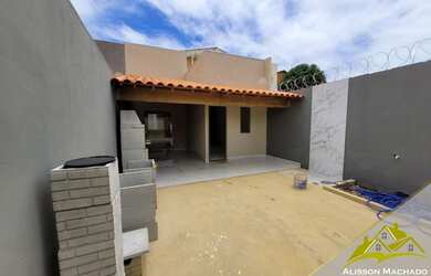 Imagem: A casa possui 3 Dormitórios, 2 Banheiros, 2 Vagas na garagem