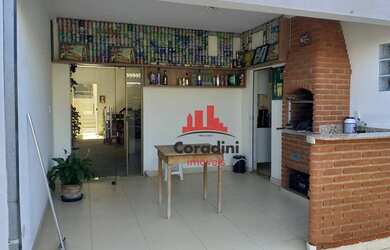 Imagem: A casa possui 3 Dormitórios, 3 Banheiros, 2 Vagas na garagem