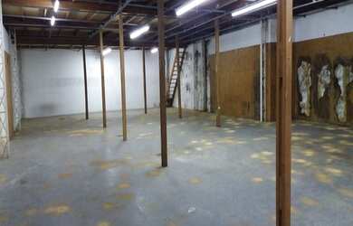 Imagem: O depósito possui 4 Vagas na garagem, 610m² de Área e está