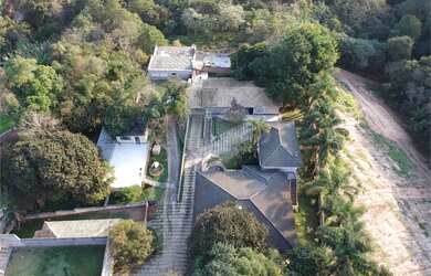 Imagem: A casa possui 5 Dormitórios, 5 Banheiros, 5 Vagas na garagem