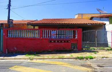Imagem: A casa possui 3 Dormitórios, 1 Banheiro, 3 Vagas na garagem