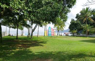 Imagem: A casa possui 4 Dormitórios, 4 Banheiros, 4 Vagas na garagem