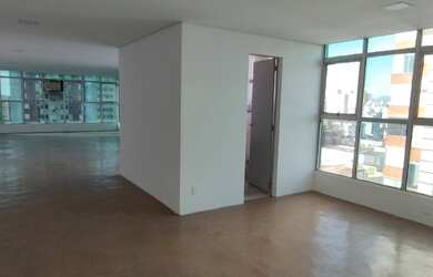 Imagem: O depósito possui 1 Vaga na garagem e 80m² de Área e está