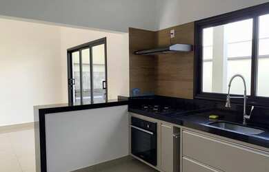 Imagem: A casa em condomínio possui 3 Dormitórios, 1 Banheiro, 2 Vagas