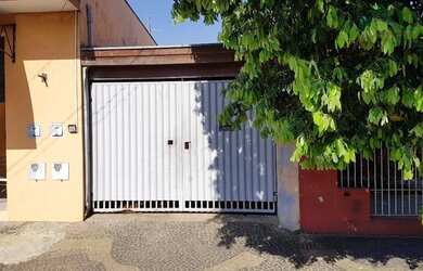 Imagem: A casa possui 3 Dormitórios, 1 Banheiro, 2 Vagas na garagem