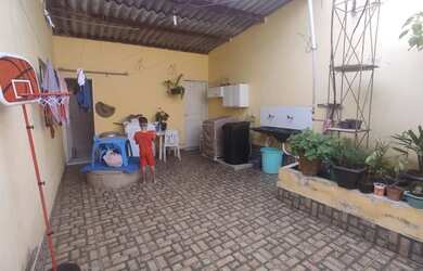 Imagem: A casa possui 2 Dormitórios, 2 Banheiros, 2 Vagas na garagem