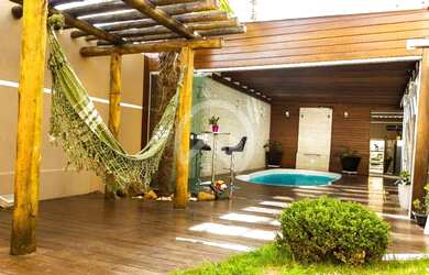 Imagem: A casa possui 3 Dormitórios, 3 Banheiros, 2 Vagas na garagem