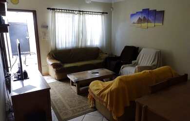 Imagem: A casa possui 3 Dormitórios, 2 Banheiros, 2 Vagas na garagem