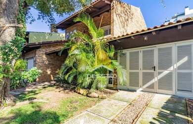 Imagem: A casa possui 4 Dormitórios, 4 Banheiros, 3 Vagas na garagem