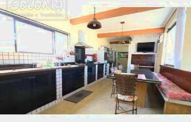 Imagem: A casa possui 4 Dormitórios, 1 Banheiro, 2 Vagas na garagem