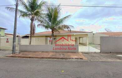 Imagem: A casa possui 3 Dormitórios, 2 Banheiros, 2 Vagas na garagem