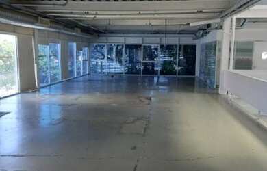 Imagem: O depósito possui 5 Vagas na garagem e 4000m² de Área e está