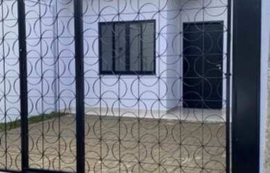 Imagem: A casa possui 2 Dormitórios, 1 Banheiro, 2 Vagas na garagem