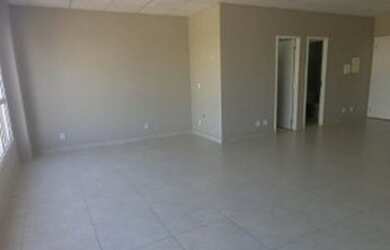 Imagem: O depósito possui 1 Vaga na garagem e 56m² de Área e está