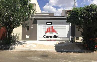 Imagem: A casa possui 3 Dormitórios, 2 Banheiros, 2 Vagas na garagem