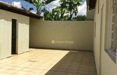 Imagem: A casa possui 3 Dormitórios, 3 Banheiros, 4 Vagas na garagem