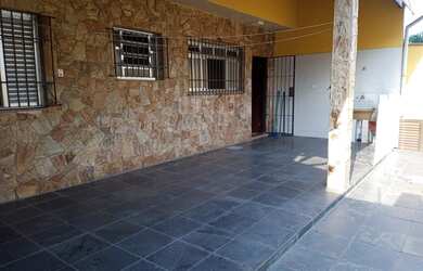 Imagem: A casa possui 3 Dormitórios, 2 Banheiros, 5 Vagas na garagem