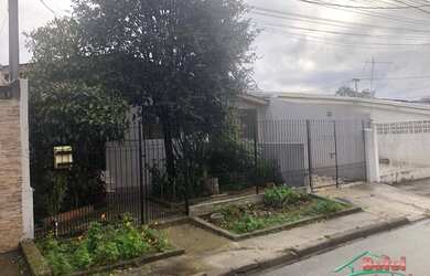 Imagem: A casa possui 3 Dormitórios, 2 Banheiros, 1 Vaga na garagem