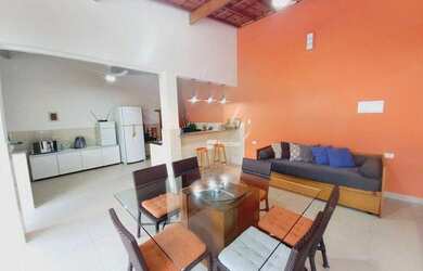 Imagem: A casa possui 2 Dormitórios, 1 Banheiro, 4 Vagas na garagem