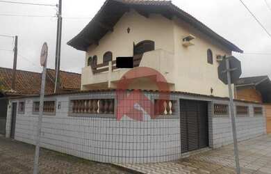 Imagem: A casa possui 3 Dormitórios, 3 Banheiros, 4 Vagas na garagem