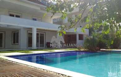 Imagem: A casa em condomínio possui 5 Dormitórios, 5 Banheiros e 1000m²