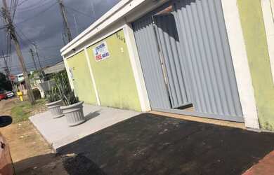 Imagem: A casa possui 3 Dormitórios, 2 Banheiros, 3 Vagas na garagem