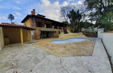 Imagem: A casa possui 3 Dormitórios, 3 Banheiros, 5 Vagas na garagem