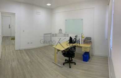 Imagem: O depósito possui 1 Vaga na garagem, 33m² de Área e está