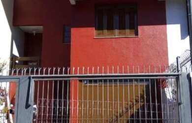 Imagem: A casa possui 3 Dormitórios, 1 Banheiro, 2 Vagas na garagem