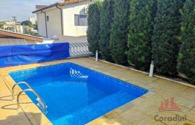 Imagem: A casa possui 3 Dormitórios, 2 Banheiros, 3 Vagas na garagem