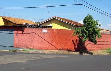 Imagem: A casa possui 2 Dormitórios, 1 Banheiro, 1 Vaga na garagem