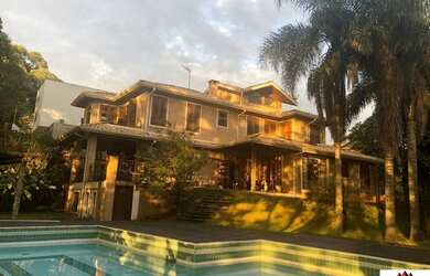 Imagem: A casa em condomínio possui 4 Dormitórios, 4 Banheiros, 400m²