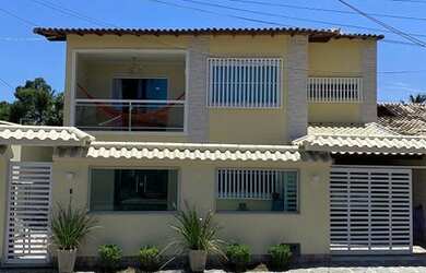 Imagem: A casa possui 3 Dormitórios, 2 Banheiros, 1 Vaga na garagem