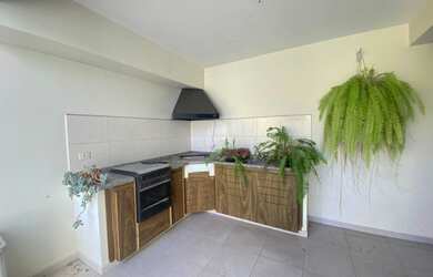 Imagem: A casa possui 3 Dormitórios, 3 Banheiros, 4 Vagas na garagem