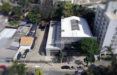 Imagem: O depósito possui 5 Vagas na garagem, 859m² de Área e está