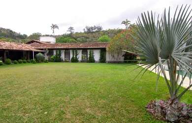 Imagem: A casa possui 5 Dormitórios, 5 Banheiros, 5 Vagas na garagem