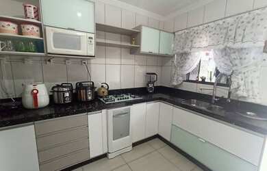 Imagem: A casa possui 3 Dormitórios, 1 Banheiro, 2 Vagas na garagem