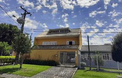 Imagem: A casa possui 3 Dormitórios, 5 Banheiros, 3 Vagas na garagem