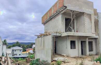 Imagem: A casa possui 1 Dormitório, 1 Banheiro, 1 Vaga na garagem e
