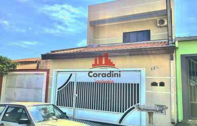 Imagem: A casa possui 3 Dormitórios, 3 Banheiros, 2 Vagas na garagem