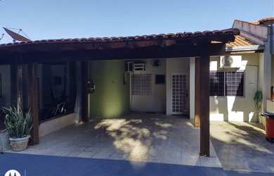 Imagem: A casa possui 3 Dormitórios, 2 Banheiros, 2 Vagas na garagem