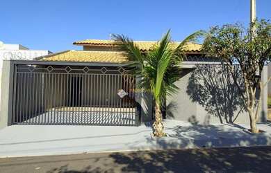 Imagem: A casa possui 3 Dormitórios, 2 Banheiros, 2 Vagas na garagem