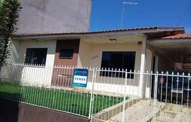 Imagem: A casa possui 3 Dormitórios, 2 Banheiros, 1 Vaga na garagem