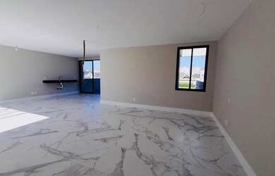 Imagem: A casa em condomínio possui 4 Dormitórios, 5 Banheiros, 3