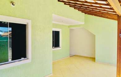 Imagem: A casa possui 2 Dormitórios, 2 Banheiros, 2 Vagas na garagem