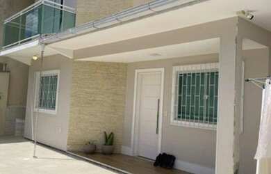 Imagem: A casa possui 3 Dormitórios, 2 Banheiros, 3 Vagas na garagem