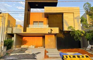 Imagem: A casa em condomínio possui 4 Dormitórios, 5 Banheiros, 444m²