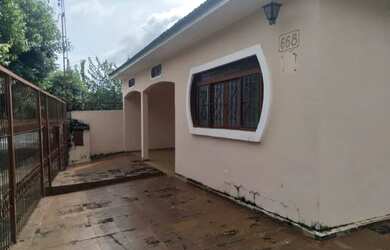 Imagem: A casa possui 3 Dormitórios, 2 Banheiros, 3 Vagas na garagem